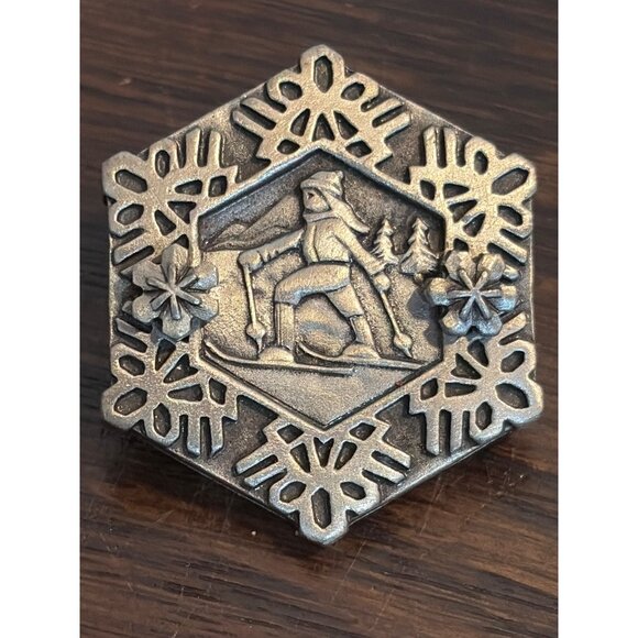 Vintage Ms Dee Pewter Hexagonal Snowflake Pin W/ Skier Design & Dual Clutch Back - Picture 1 of 3